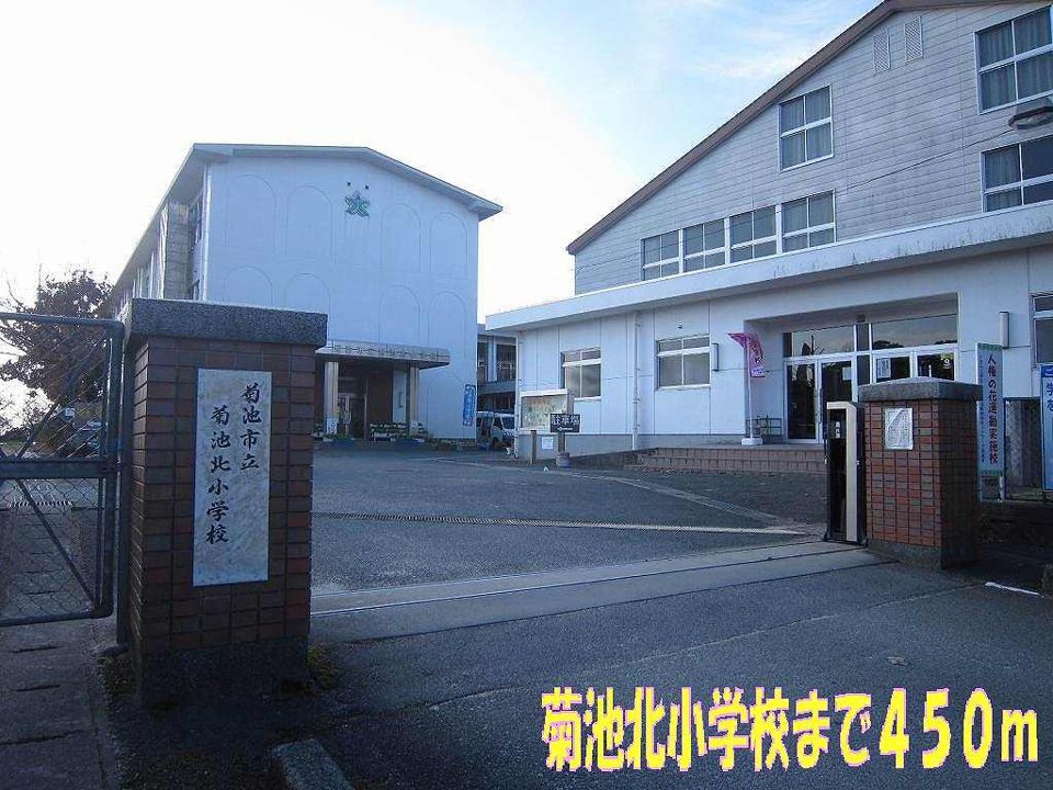 近くの小学校まで450m（徒歩6分）