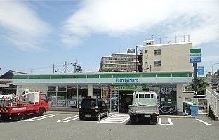 近くのファミリーマートまで900m（徒歩12分）