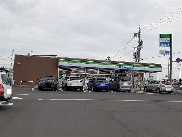 近くのファミリーマート 浜松馬郡町店まで750m（徒歩10分）