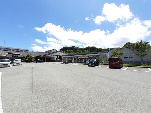 近くのファミリーマート サンリバー店まで270m（徒歩4分）