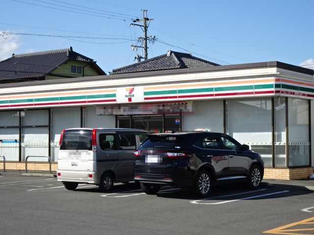 近くのコンビニまで600m（徒歩8分）