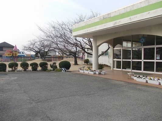 近くの板東幼稚園まで750m(徒歩10分)