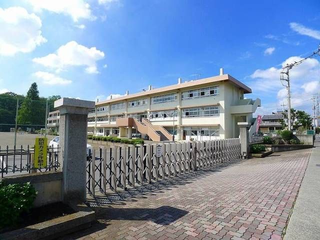 近くの桐生市立桜木小学校まで750m(徒歩10分)