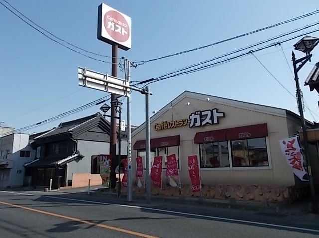 近くの飲食店まで1,400m（徒歩18分）