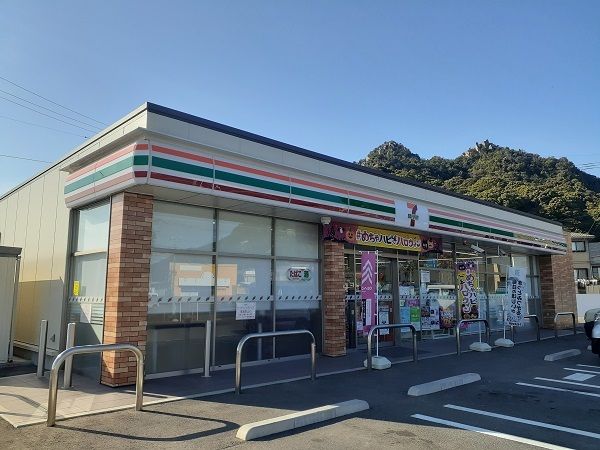 近くのセブンイレブン防府高井店まで950m（徒歩12分）
