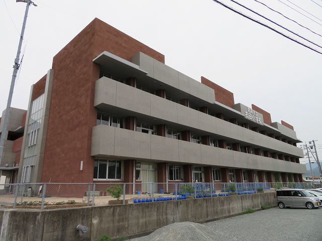 近くの防府市立右田小学校まで400m(徒歩5分)