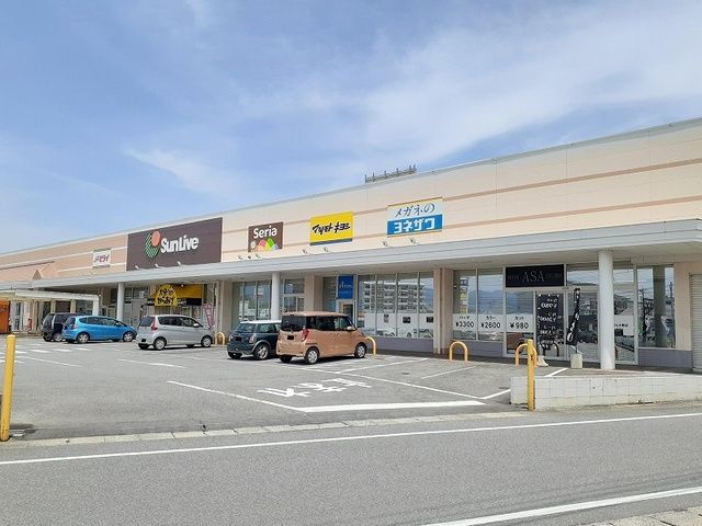 近くのサンリブ杵築まで900m（徒歩12分）