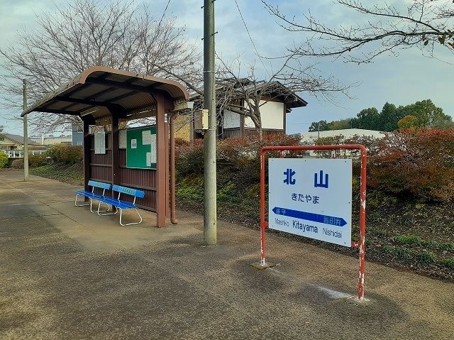 近くの北山駅まで450m（徒歩6分）