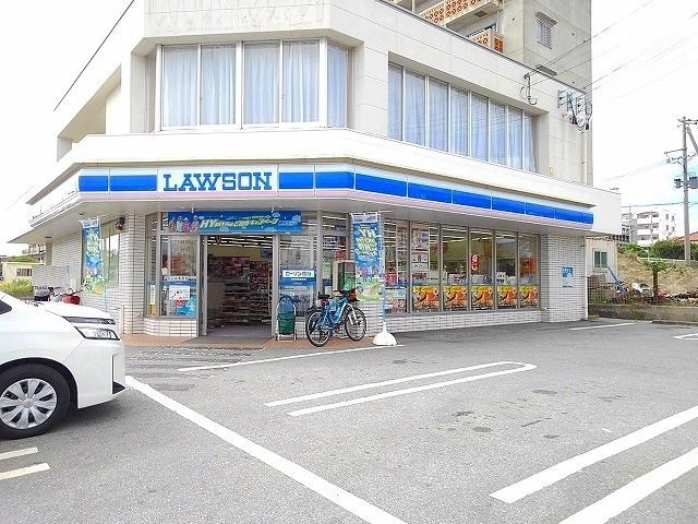 近くのローソン名護宇茂佐店まで400m（徒歩5分）