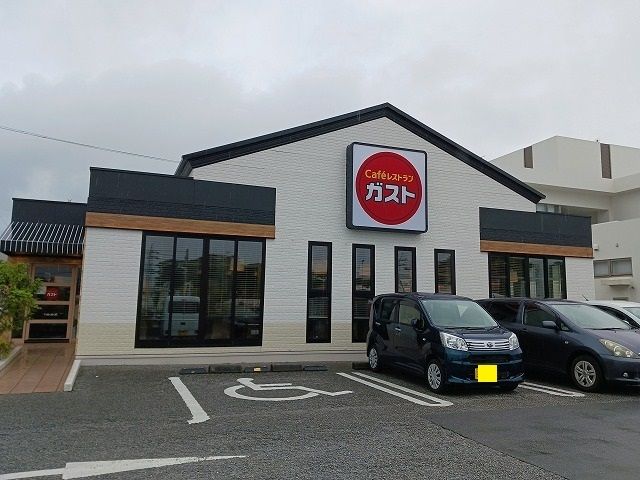 近くのガスト名護店まで750m（徒歩10分）
