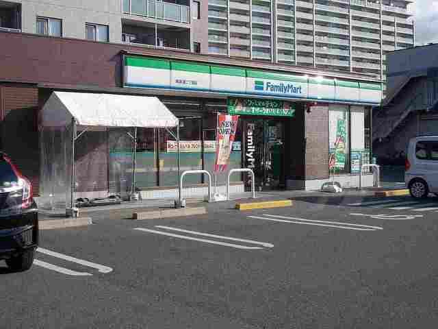 近くのファミリーマート南草津二丁目店まで100m（徒歩2分）