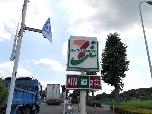 近くのセブンイレブンまで450m（徒歩6分）