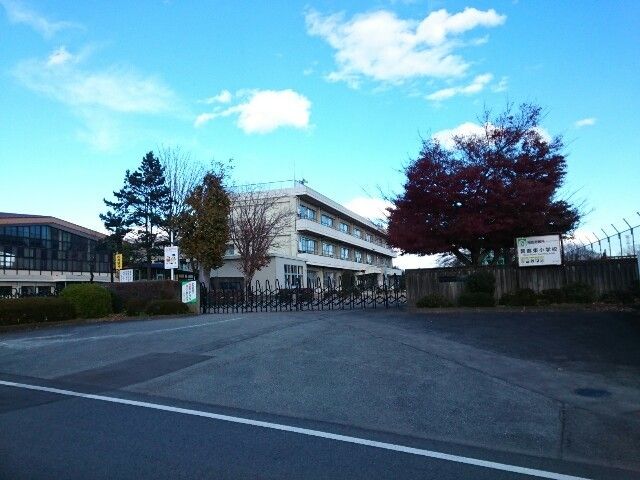 近くの市立箕郷東小学校まで800m（徒歩10分）