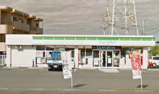 近くのファミリーマート伊勢崎連取町店まで280m（徒歩4分）