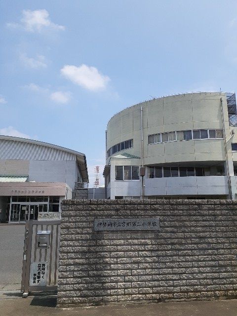 近くの伊勢崎市立宮郷第二小学校まで750m（徒歩10分）
