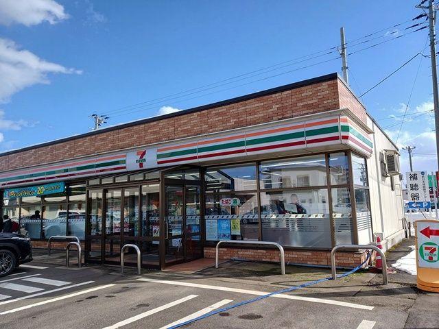 近くのコンビニまで723m（徒歩10分）