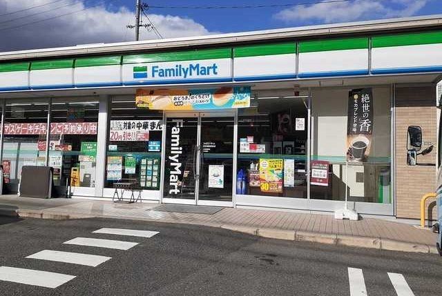 近くのファミリーマートまで700m（徒歩9分）