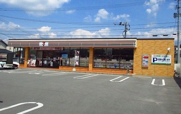 近くのセブンイレブンまで910m（徒歩12分）