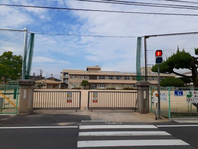 近くの福山市立川口小学校まで300m（徒歩4分）