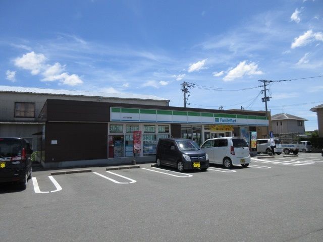 近くのコンビニまで640m（徒歩8分）