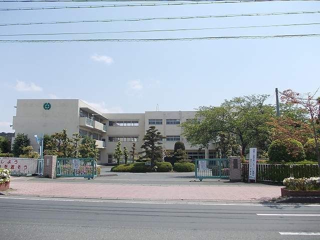 近くの磐田北小学校まで700m（徒歩9分）