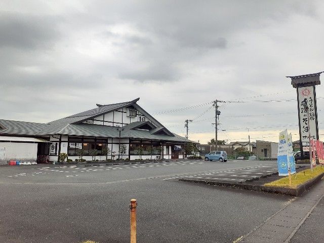 近くのサガミ磐田店まで1,100m（徒歩14分）