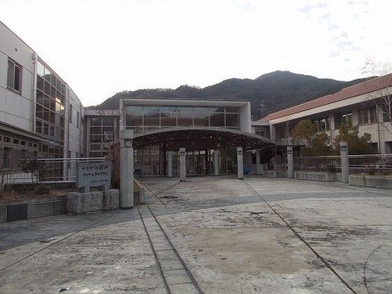 近くの真田中学校まで95m（徒歩2分）