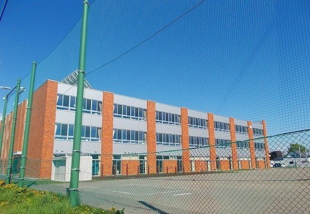 近くの岩見沢小学校まで2,000m(徒歩25分)