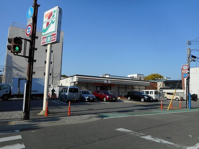 近くのセブンイレブン明石山下町店まで450m（徒歩6分）
