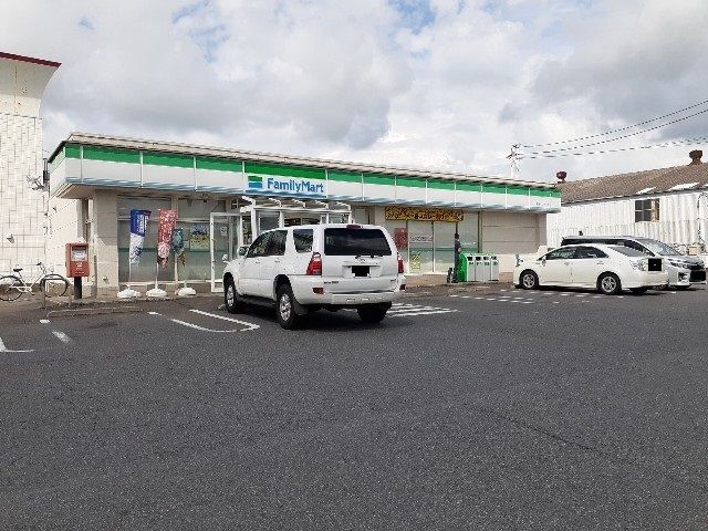 近くのファミリーマート富里インター店まで400m（徒歩5分）