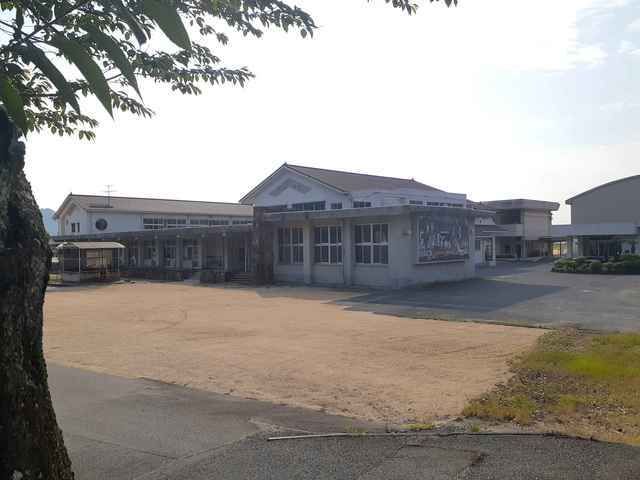 近くの大崎小学校まで1,400m(徒歩18分)