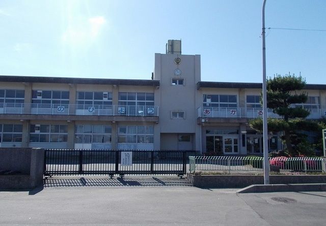 近くの石巻市立向陽小学校まで600m（徒歩8分）