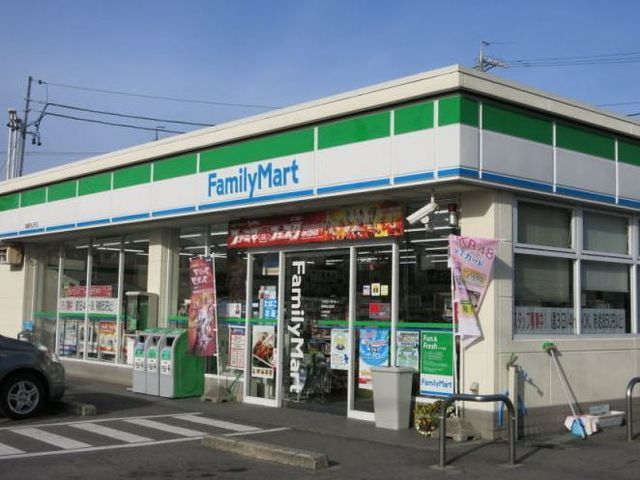 近くのファミリーマートまで20m（徒歩1分）