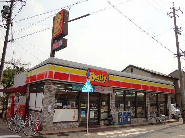 近くのデイリーヤマザキまで758m（徒歩10分）