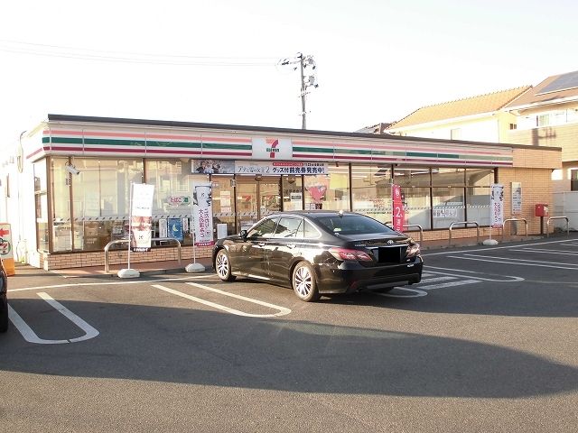 近くのコンビニまで270m（徒歩4分）