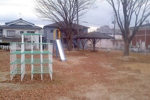 近くの梁川駅前児童公園まで100m（徒歩2分）