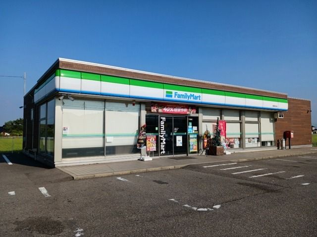 近くのファミリーマートまで800m（徒歩10分）