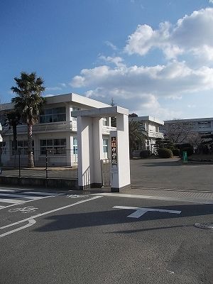 近くの上板中学校まで550m(徒歩7分)