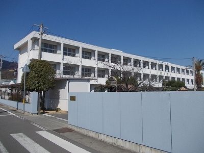 近くの神宅小学校まで850m(徒歩11分)