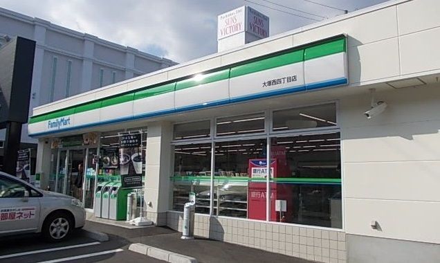 近くのファミリーマートまで700m（徒歩9分）