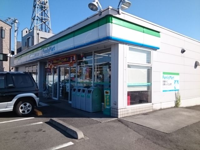 近くのファミリーマート梅本店様まで140m（徒歩2分）