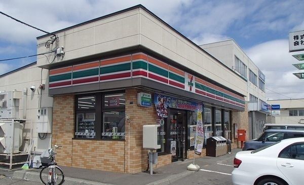 近くのセブンイレブン岩見沢南店まで320m（徒歩4分）