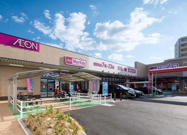 近くのマックスバリュ左京山店まで700m（徒歩9分）