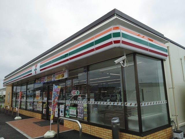 近くのセブンイレブン浜北美薗団地店まで500m（徒歩7分）