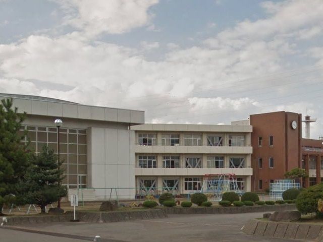 近くの福光中部小学校まで1,300m(徒歩17分)