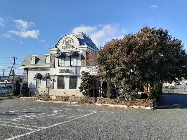 近くの飲食店まで900m（徒歩12分）