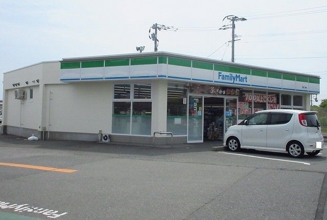 近くのファミリーマートまで970m(徒歩13分)