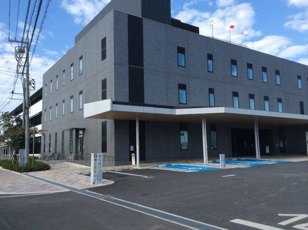 近くの北本市立中央図書館まで1,100m（徒歩14分）