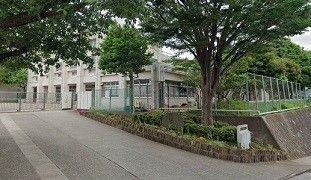 近くの平戸中学校まで646m(徒歩9分)