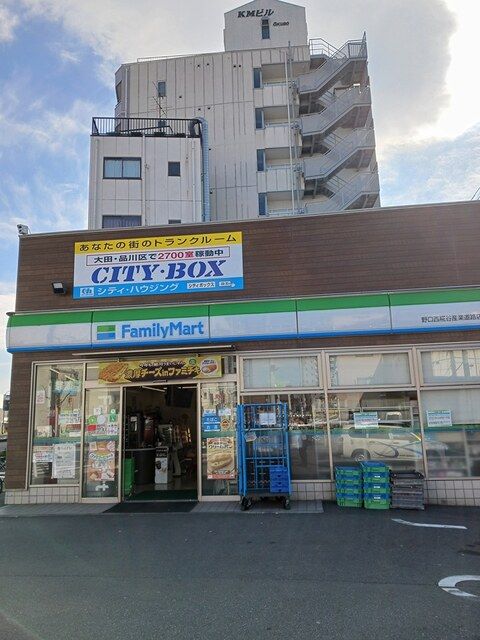 近くのファミリーマートまで325m(徒歩5分)